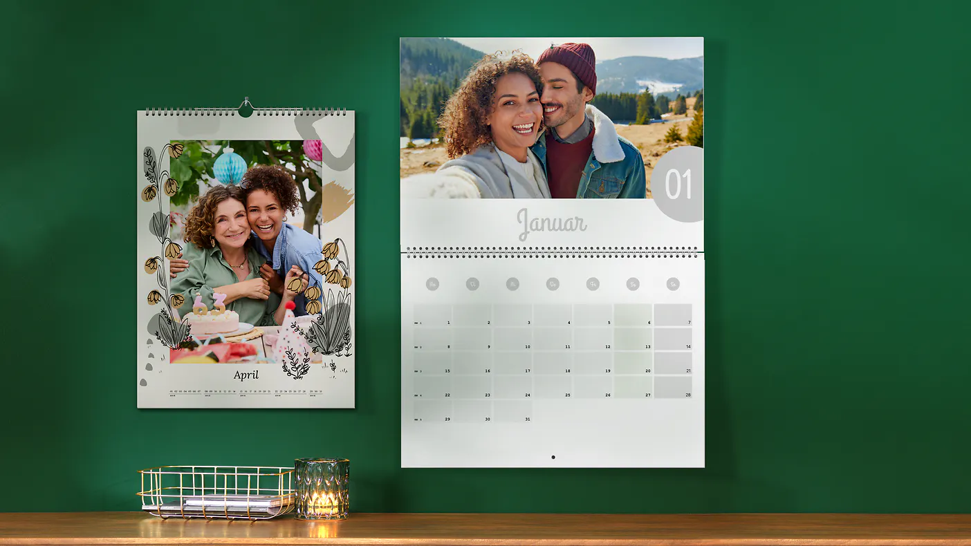 A3 und A4 Kalender mit Designs an einer Wand A3 und A4 Kalender mit Designs an einer Wand
