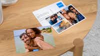 Pixum Postkarte aufliegend auf einem Tisch