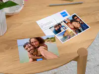 Pixum Postkarte aufliegend auf einem Tisch