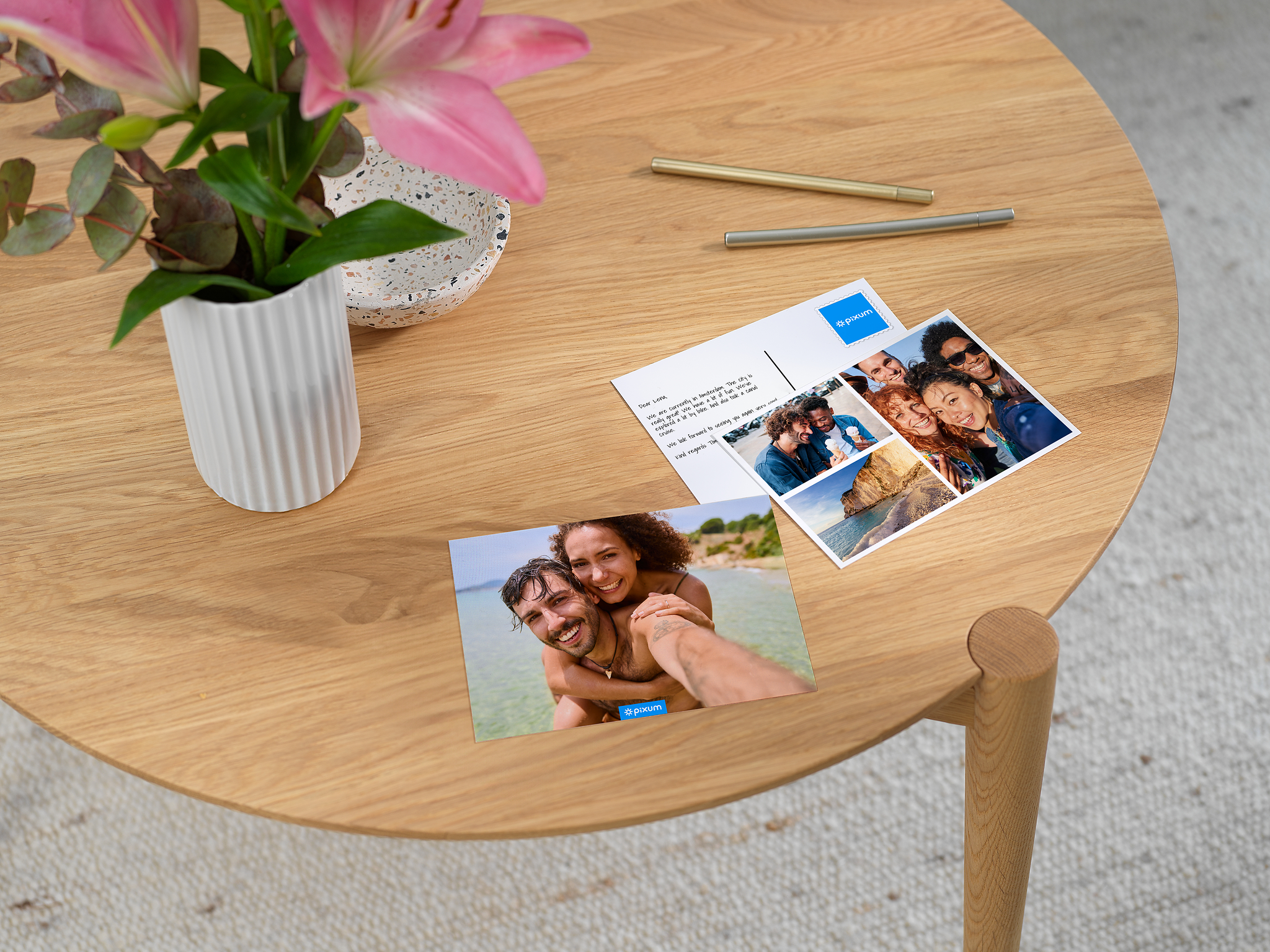 Tarjeta postal sobre una mesa