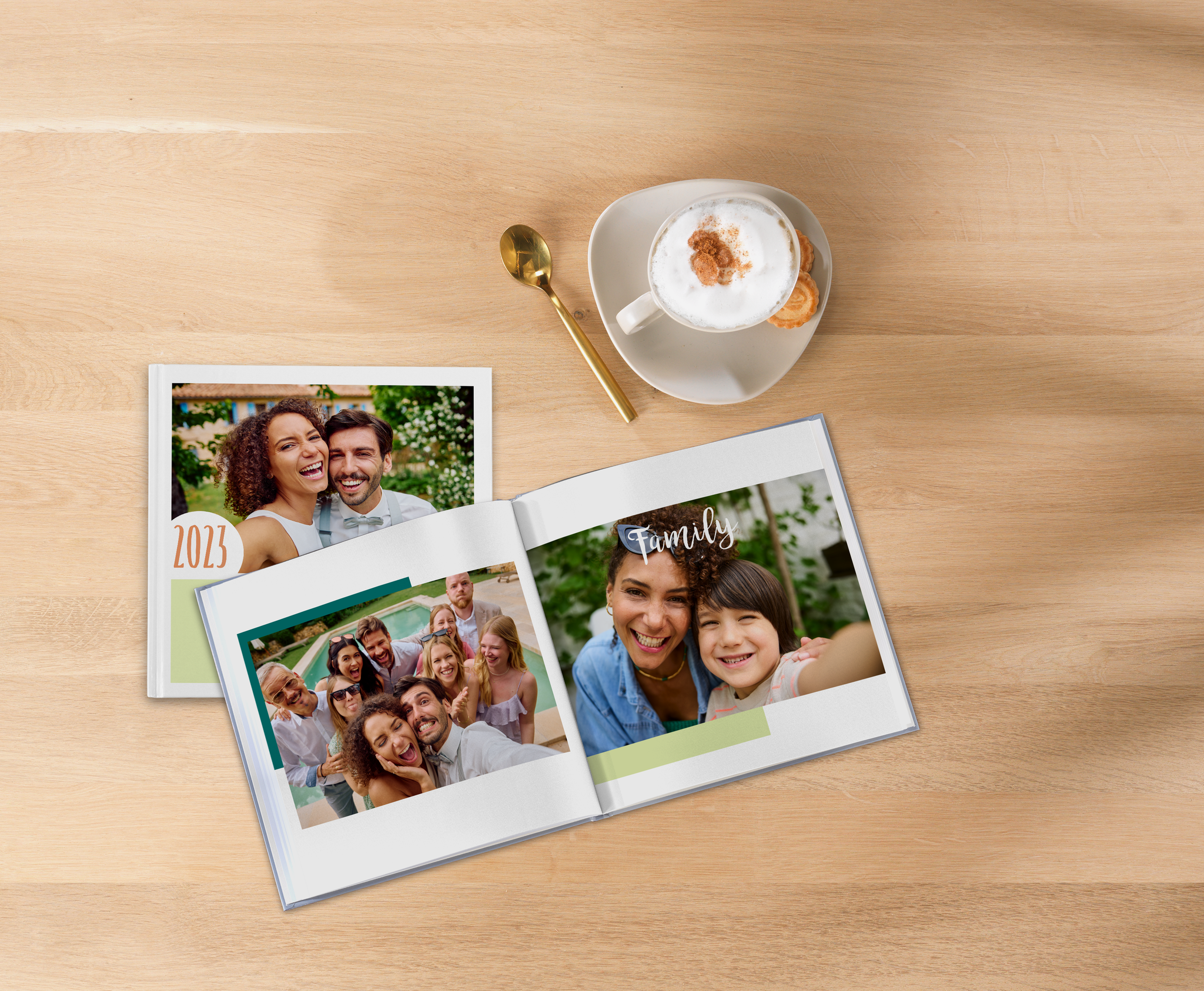 Aufgeklapptes Fotobuch mit Bildern von Freunden