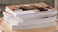 Stapel mit Fotobüchern als Rückblick Fotobüchern mit Rückblicken vom Kindergarten oder der Schulzeit
