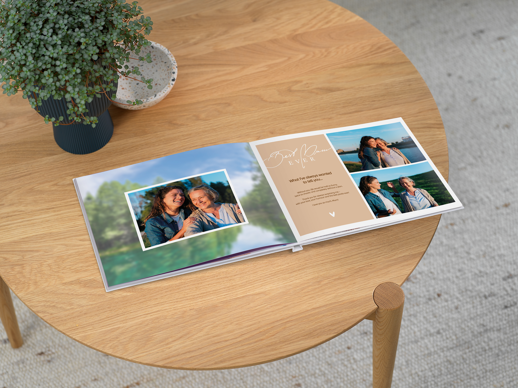 Un álbum de fotos abierto muestra imágenes de una hija y su madre. En una página se ha añadido un pequeño texto para la madre. La otra página se ha diseñado con una foto como fondo.