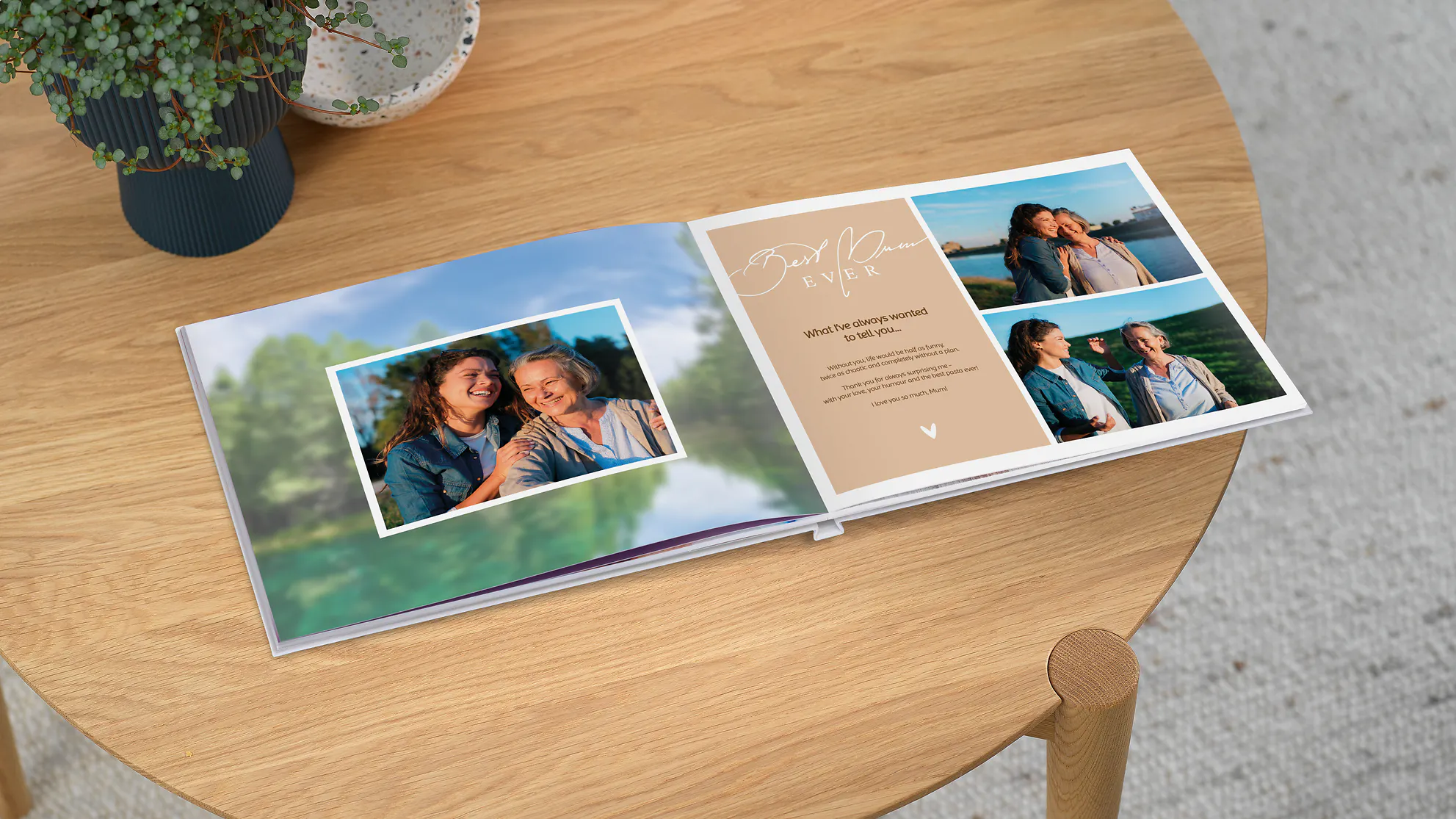 Álbum de fotos con fotos de una madre y una hija
