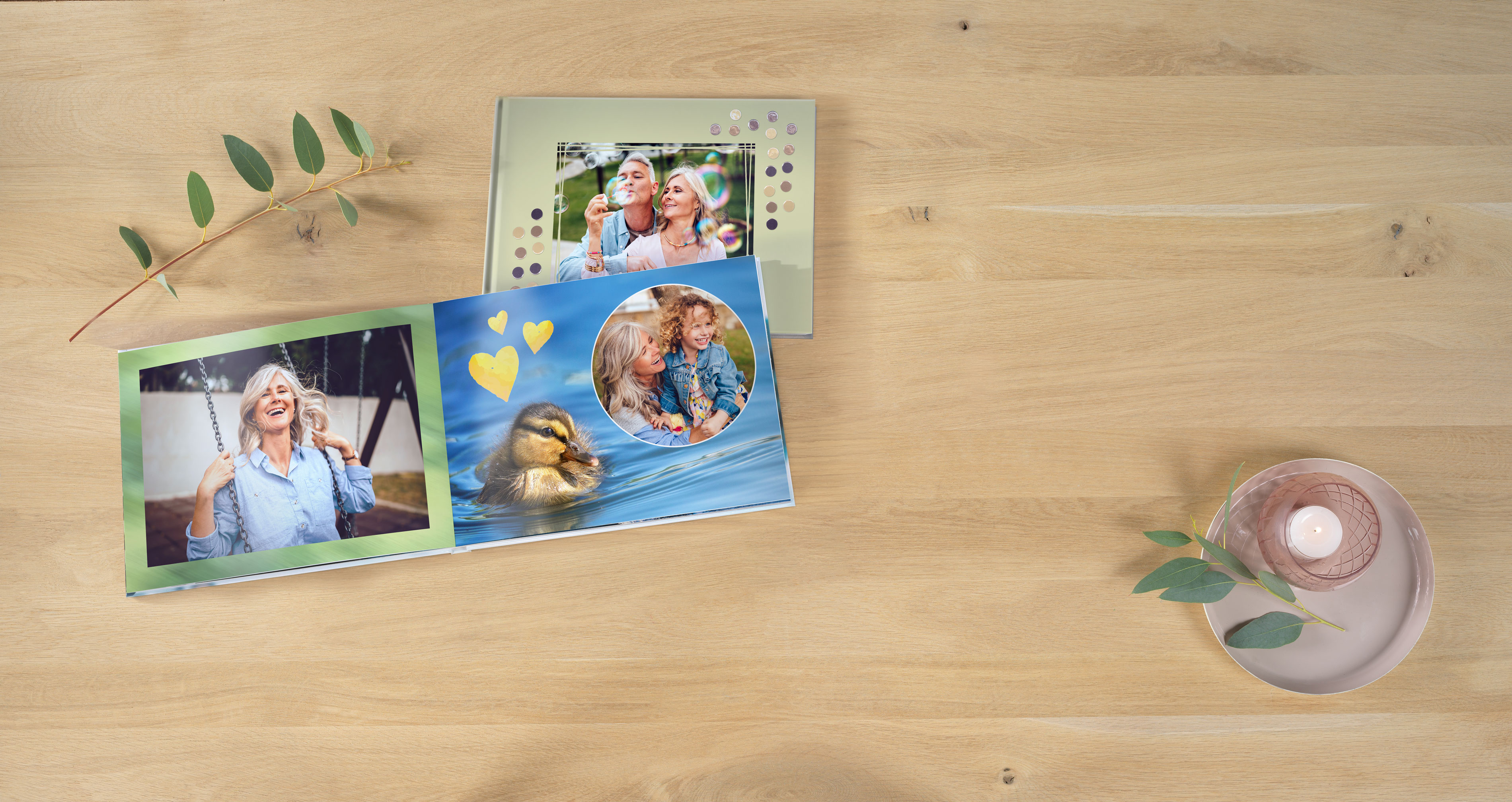 Livre photo rigide ouvert avec une reliure Layflat et une ambience estivale.