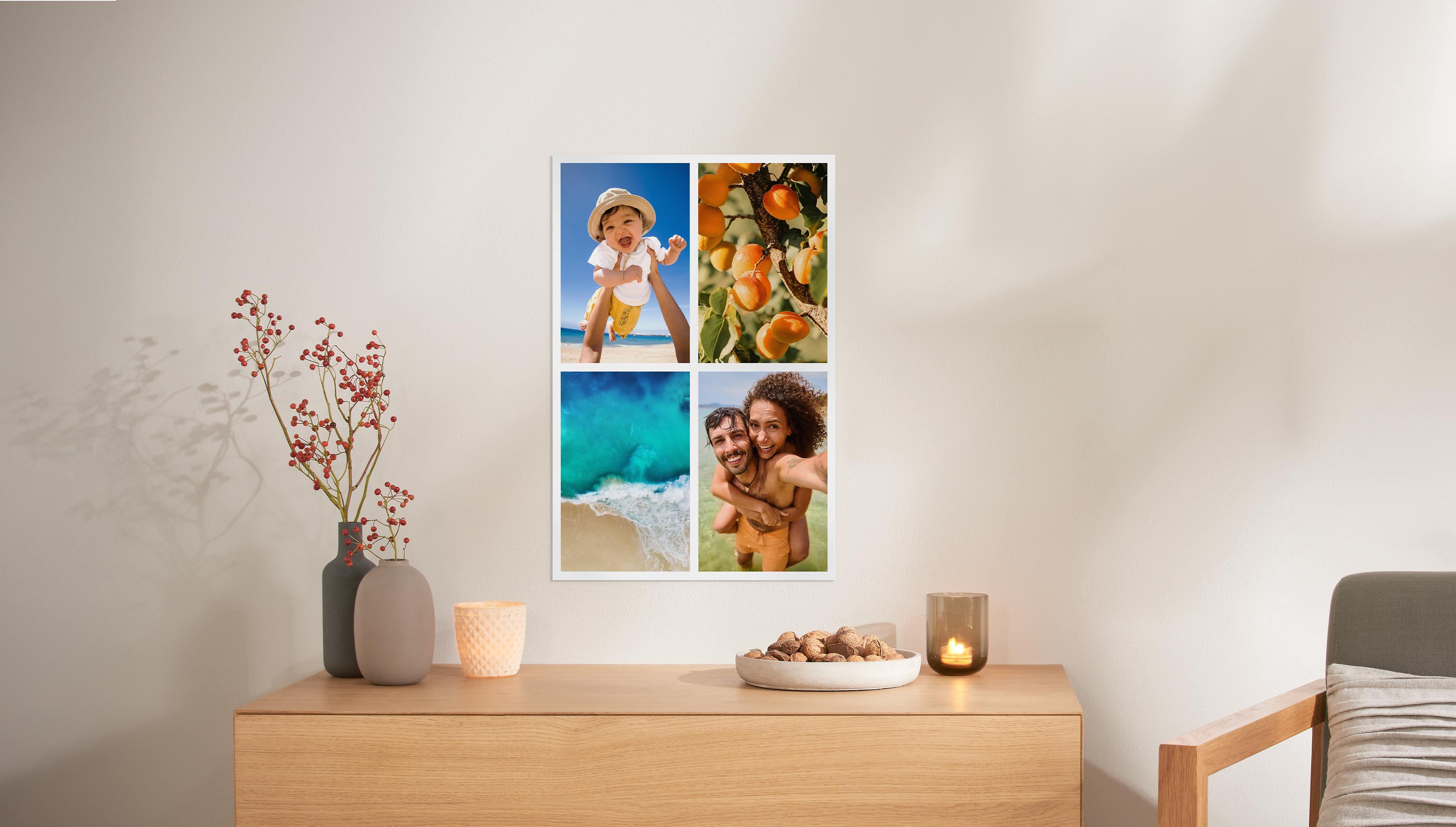 Über einer Kommode hängt ein Fotoposter mit einer Collage aus Familienfotos.