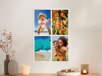 Fotoposter mit einer Collage aus Familienfotos Über einer Kommode hängt ein Fotoposter mit einer Collage aus Familienfotos.