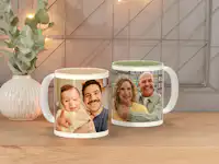 Taza con colores en el interior y personalizadas por fuera con una foto Tazas con colores en el interior, colocadas en una estantería. Una taza tiene el interior de color beige y muestra una foto de un padre y su hijo, mientras que la otra taza tiene el interior de color verde y muestra un selfie de una pareja.