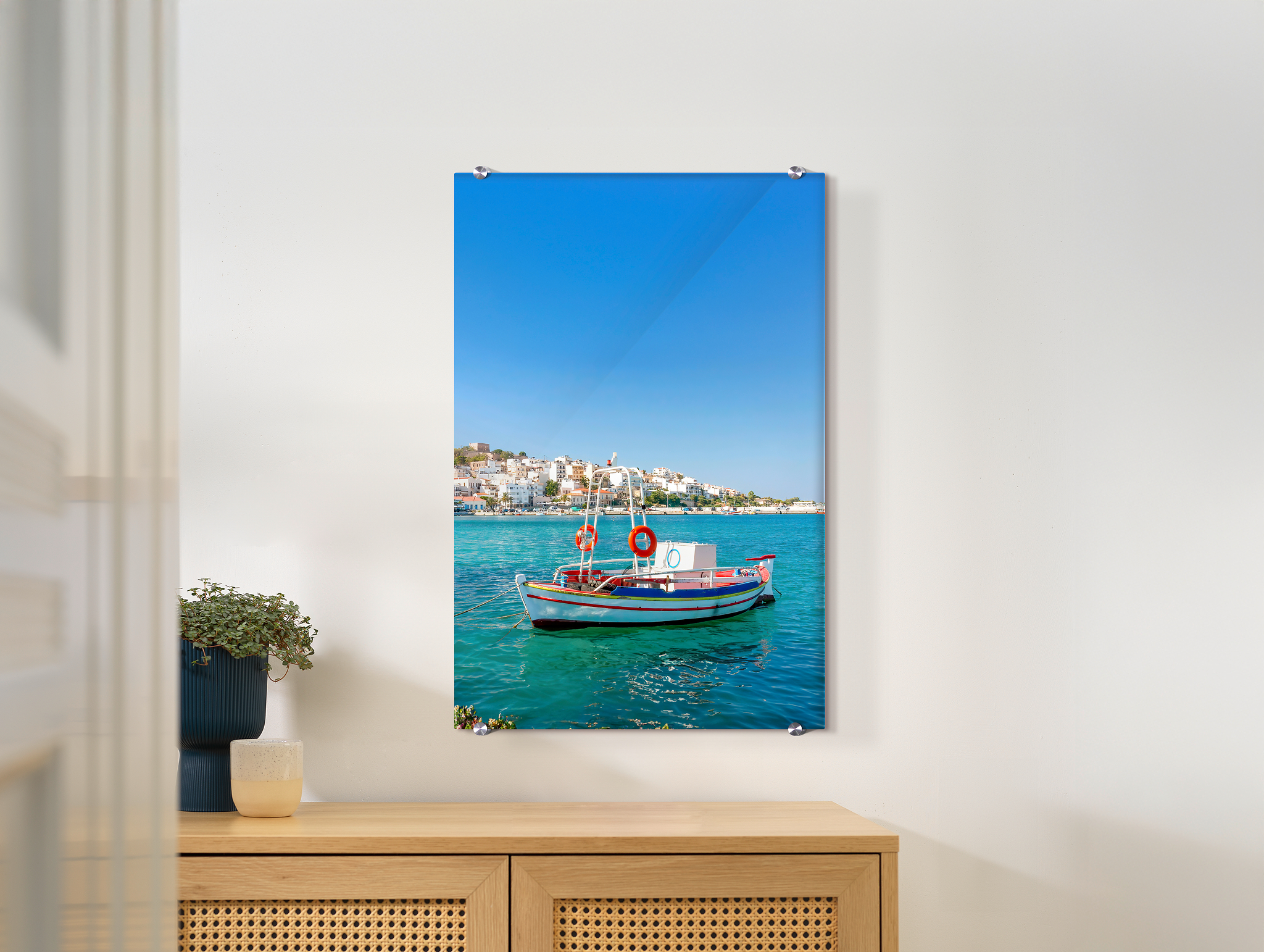 Ein Wandbild aus Acrylglas hängt an einer Wand. Darauf ist ein Urlaubsmotiv abgebildet.