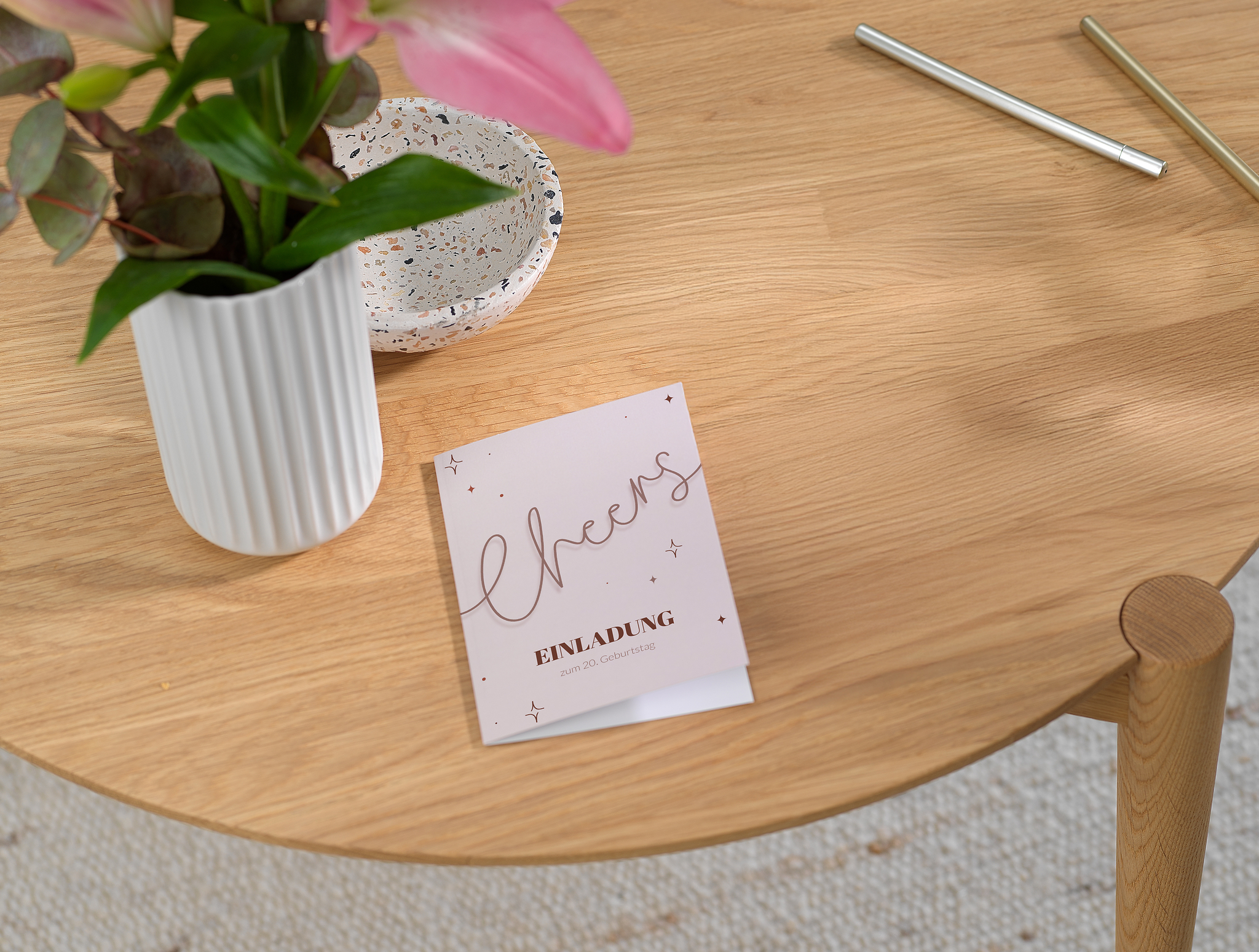 Grußkarte als Geburtstagseinladung mit einem Design mit dem Text "Cheers"