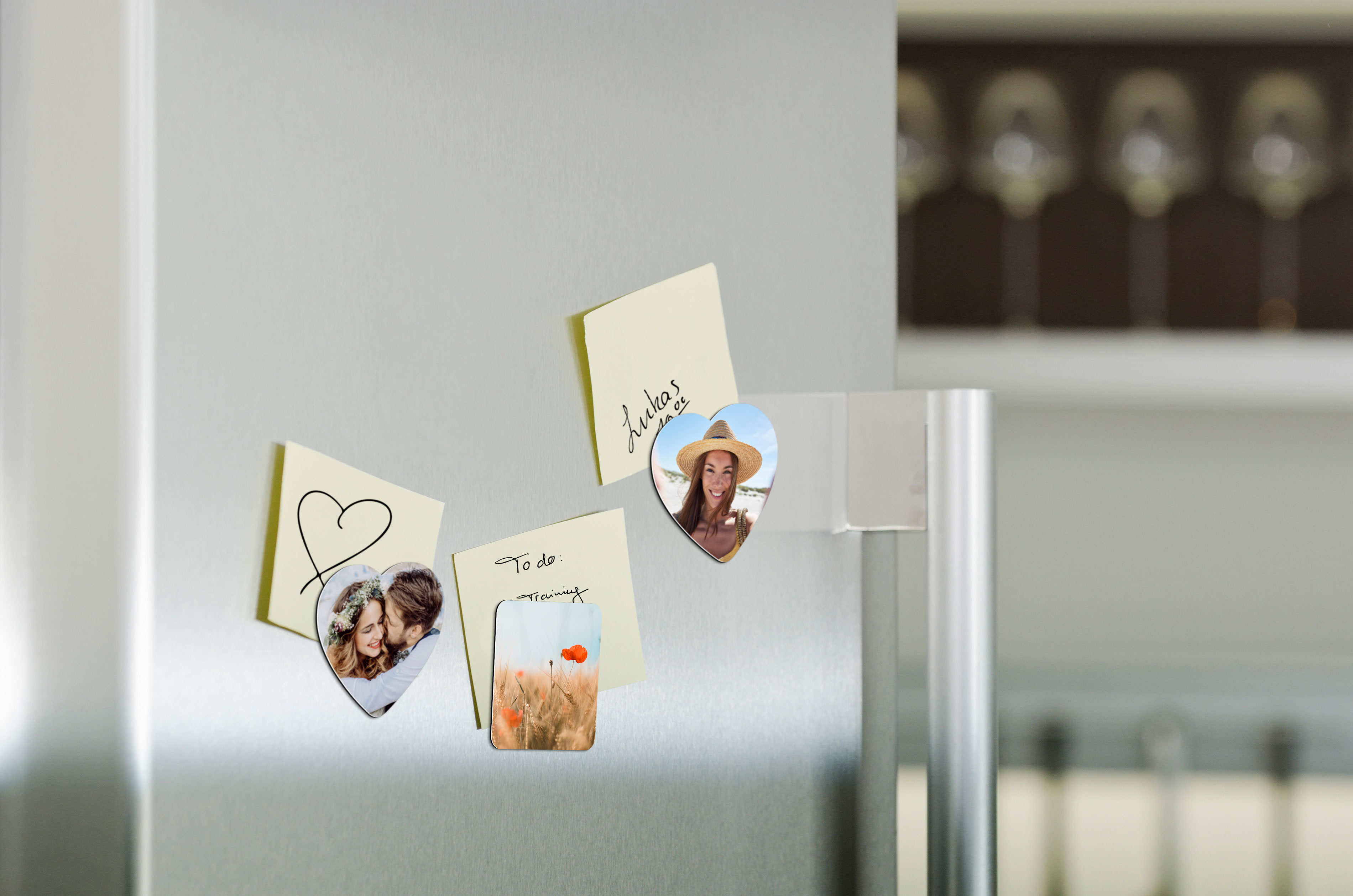Magnets personnalisés avec photos sur un réfrigérateur 