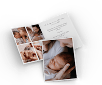 Tarjeta de nacimiento plegable con la foto de un bebé Tarjeta de nacimiento plegable con la foto de un bebé y escrita por dentro