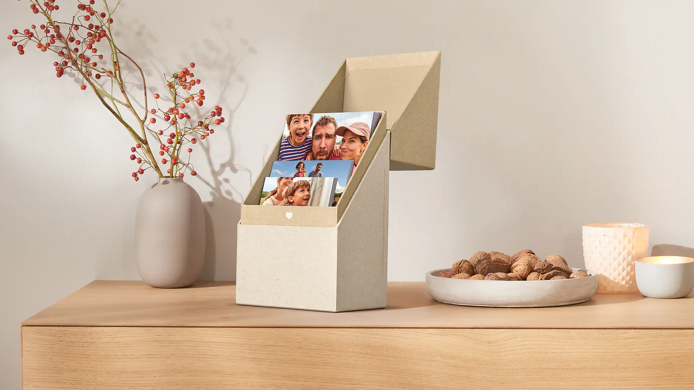 Aufgestellte Bilderbox mit Fotos 