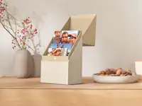 Aufgestellte Bilderbox mit Fotos