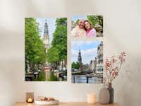 Foto als poster afdrukken Drie fotoposters in verschillende formaten met foto's van Amsterdam hangen naast elkaar boven een kast.