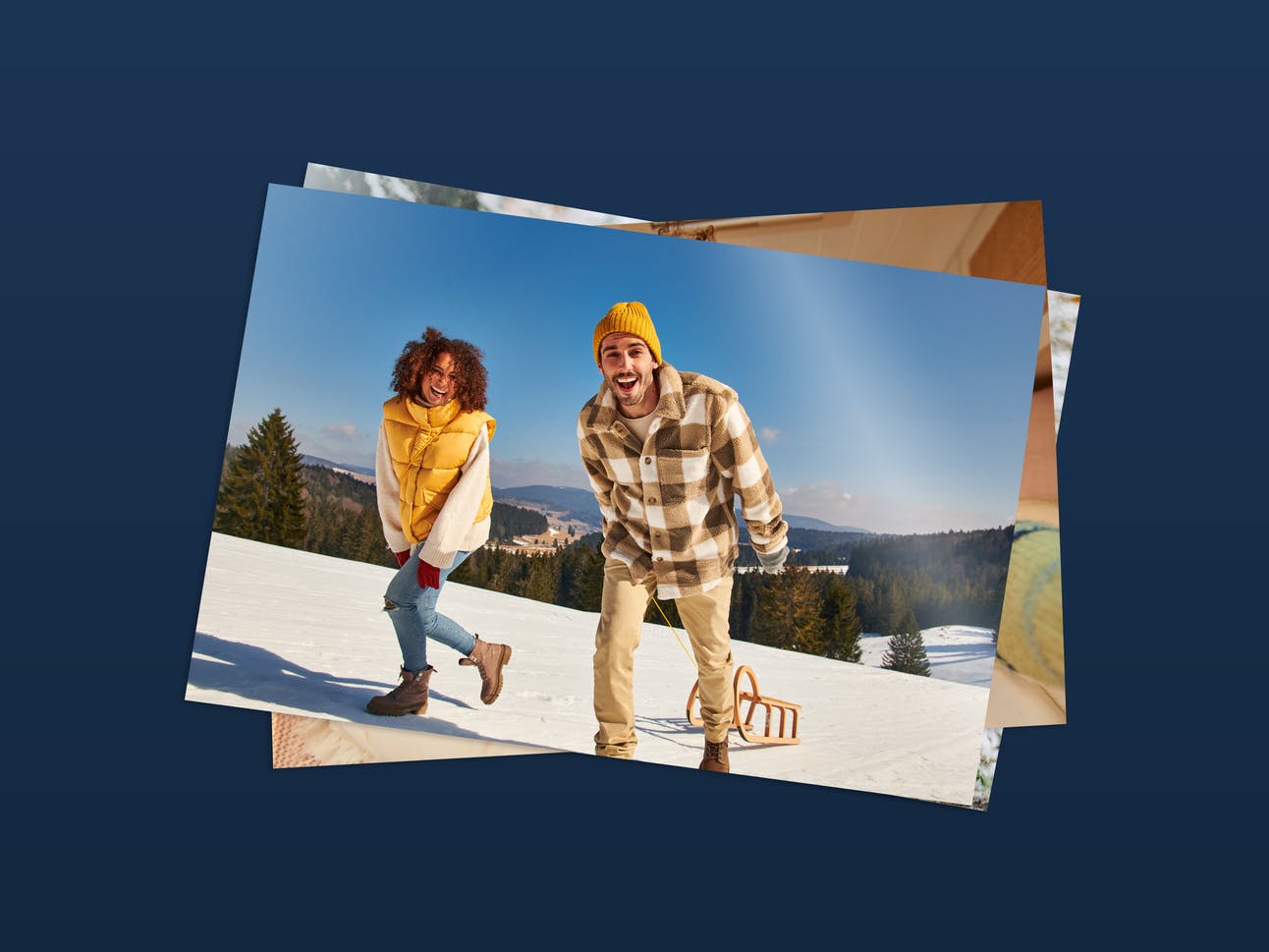 Pixum Fotoabzüge als Stapel mit winterlichen Motiven auf blauem Hintergrund