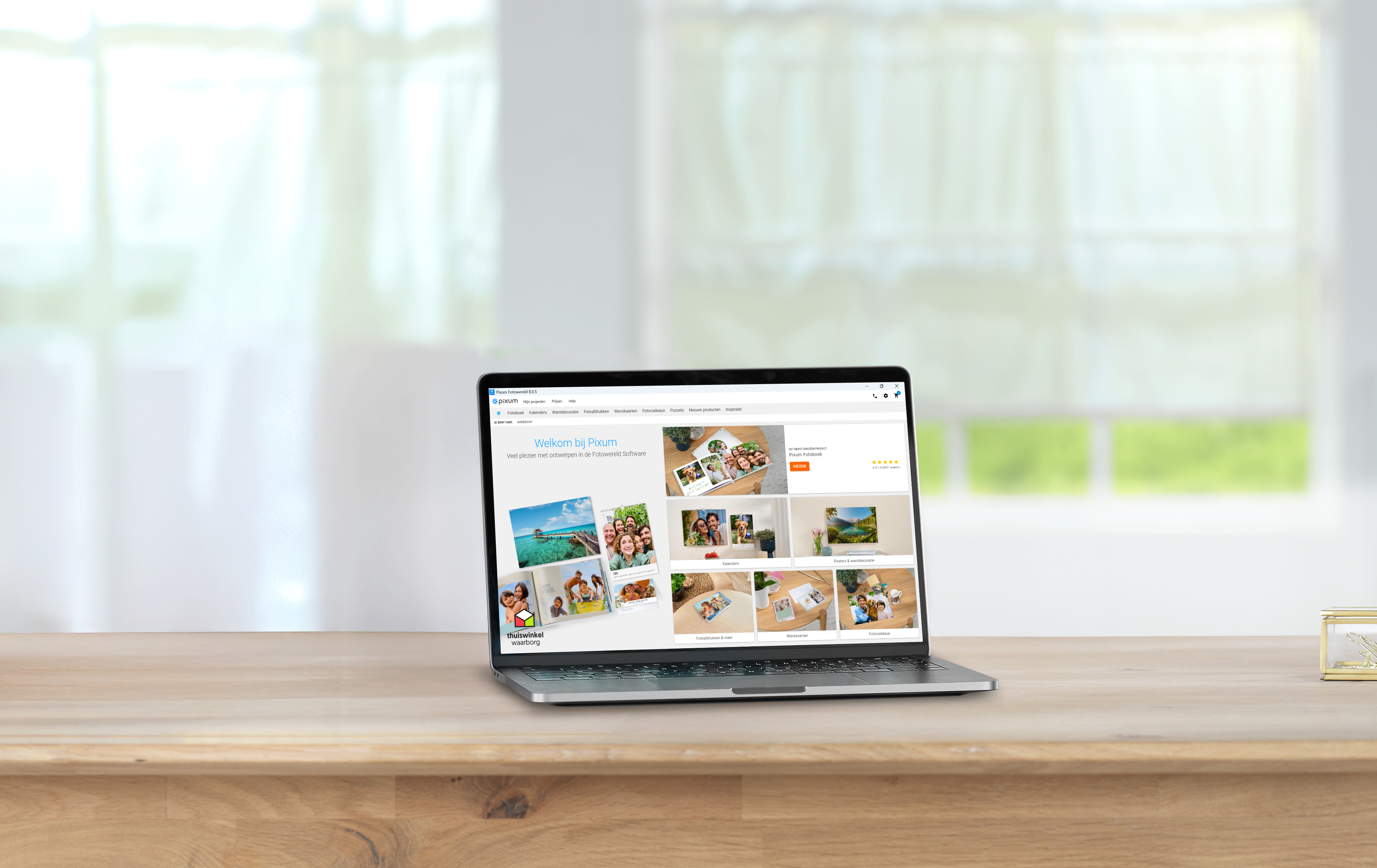 Laptop met de startpagina van de Pixum Fotowereld Software in de versie 8.0 met zomerse foto's.