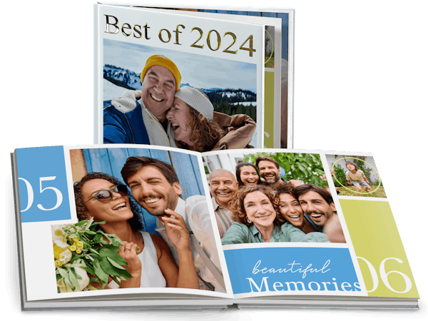 Pixum Fotobuch als Jahrbuch von 2024 mit einer aufgeschlagenen Innenseite, welche die Monate Mai und Juni zeigt.