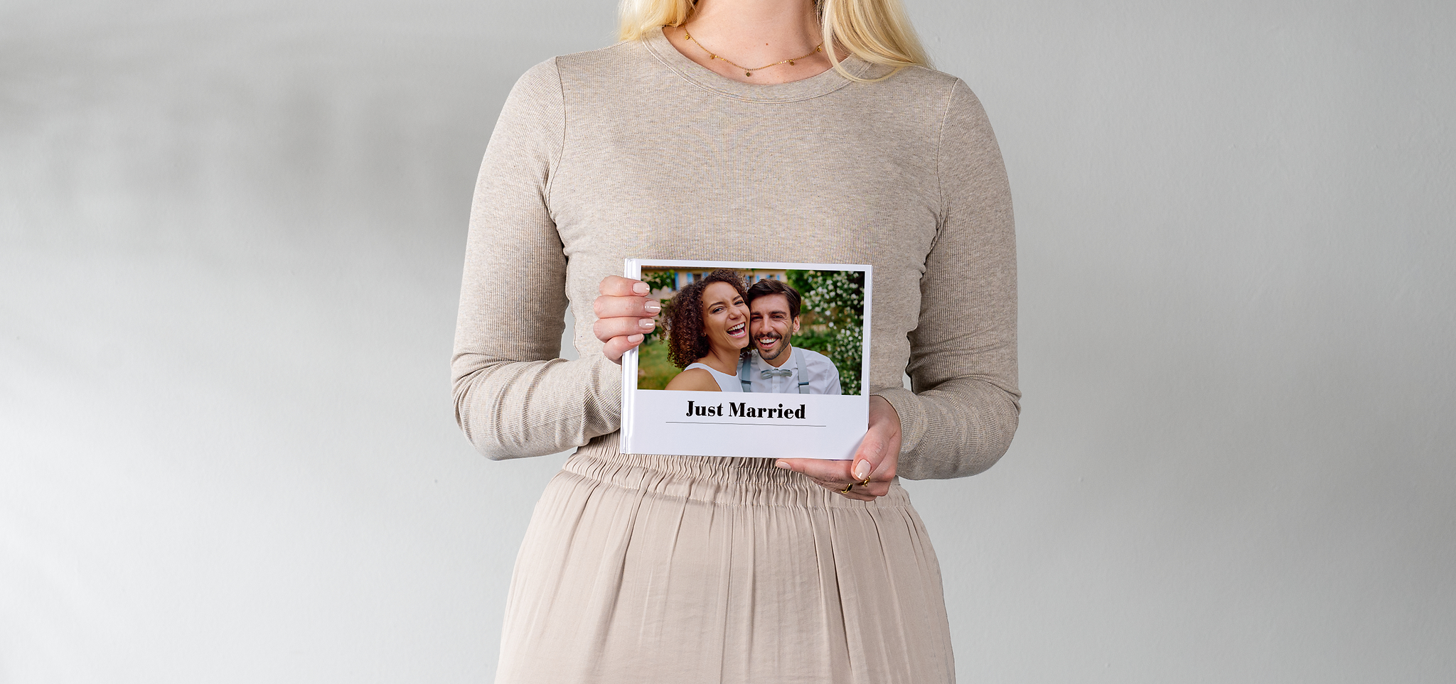 Pixum Fotobuch klein im Querformat mit einem Hochzeitsfoto auf dem Cover