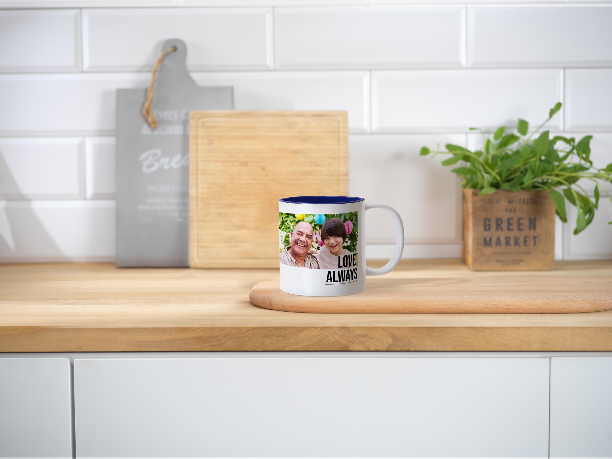 Fototasse mit einem Bild von einem Kind und seinem Vater. Die Innenseite der Fototasse ist blau.