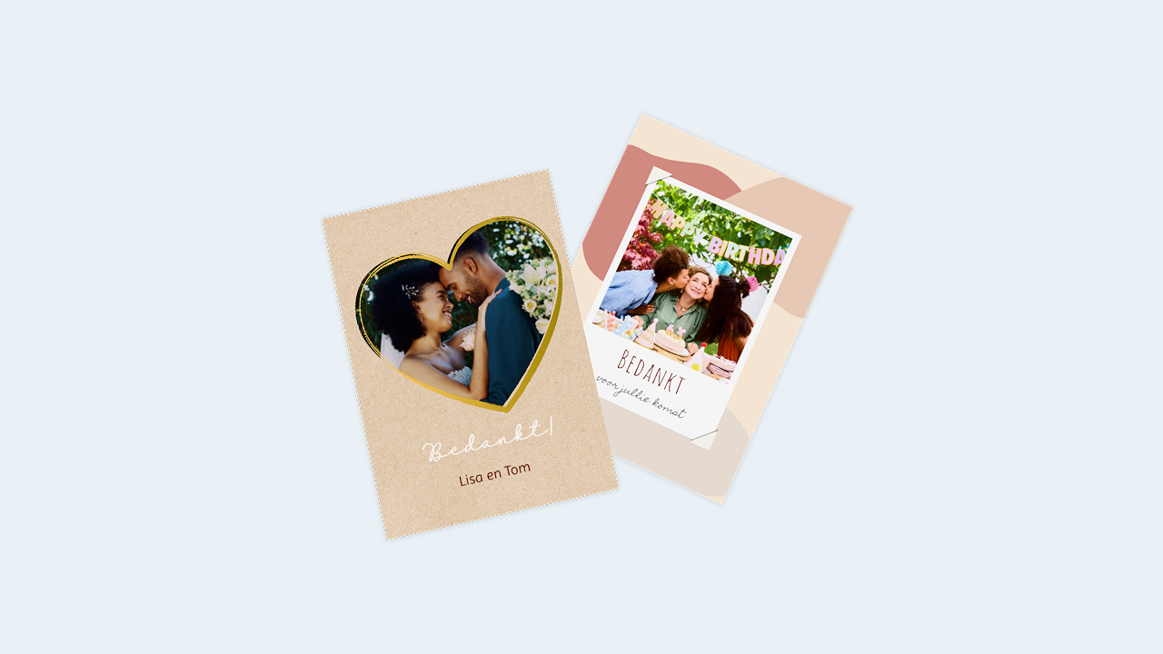 Twee bedankkaartjes met foto liggen op elkaar.
