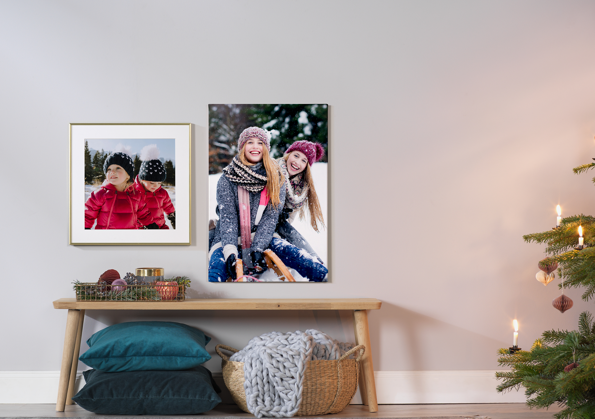 Twee soorten wanddecoratie hangen aan een muur. Op een poster met passe-partout in een lijst zijn twee meisjes te zien. Op een canvas daarnaast staan dezelfde meisjes nu als volwassen vrouwen.