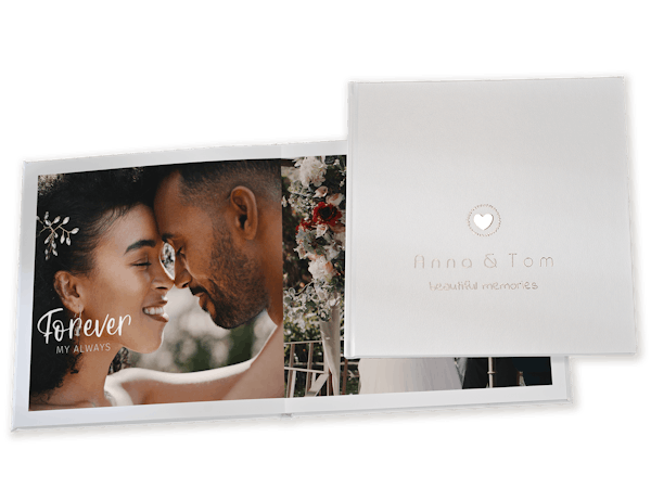 Fotolibro Pixum con copertina in pelle e foto di una coppia di sposi