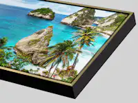 Crear lienzo con foto y marco flotante Lienzo con la foto de un paisaje y un marco flotante de madera de color negro-dorado