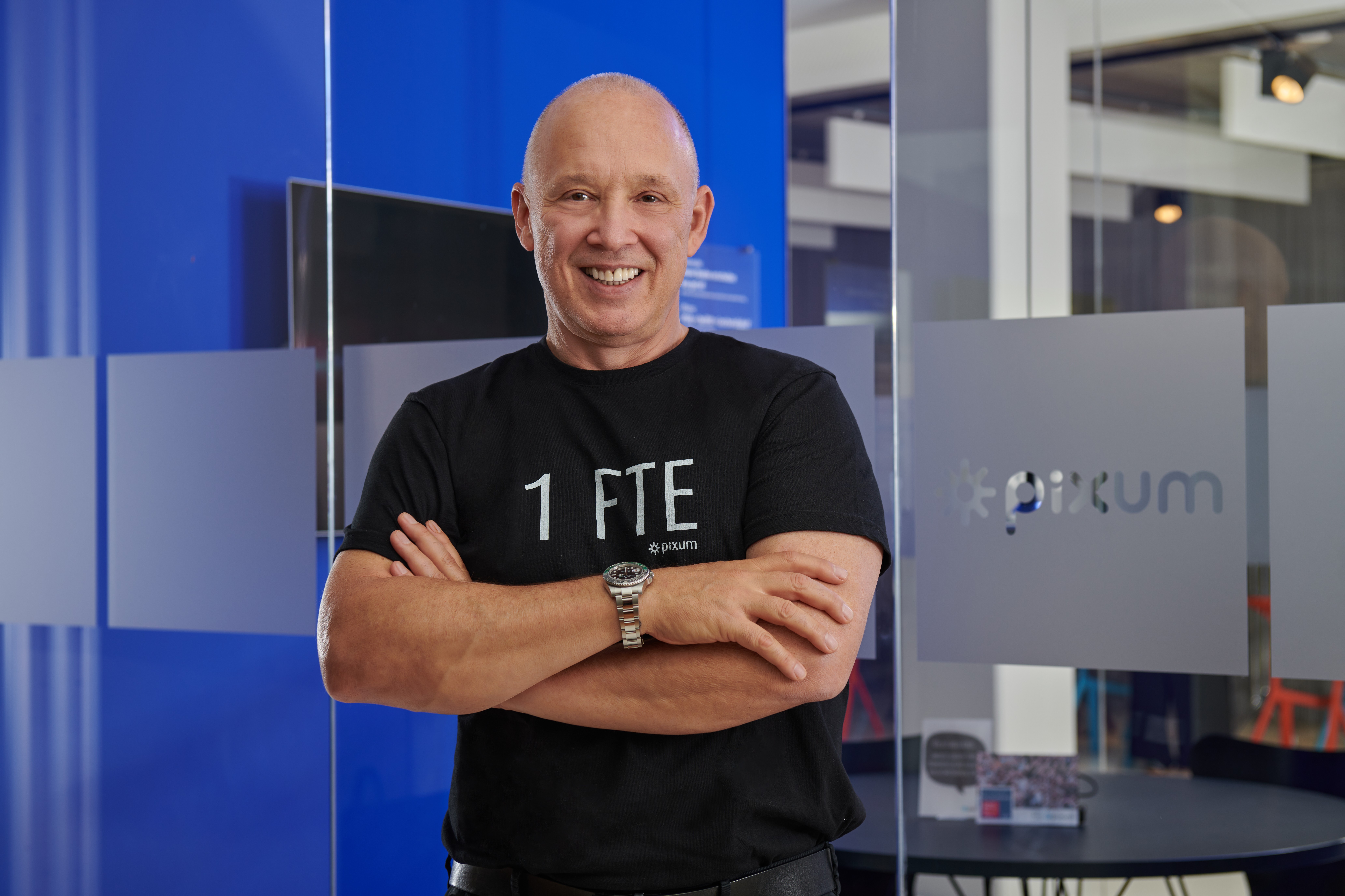 Foto von Daniel Attallah, Gründer & CEO von Pixum im Büro