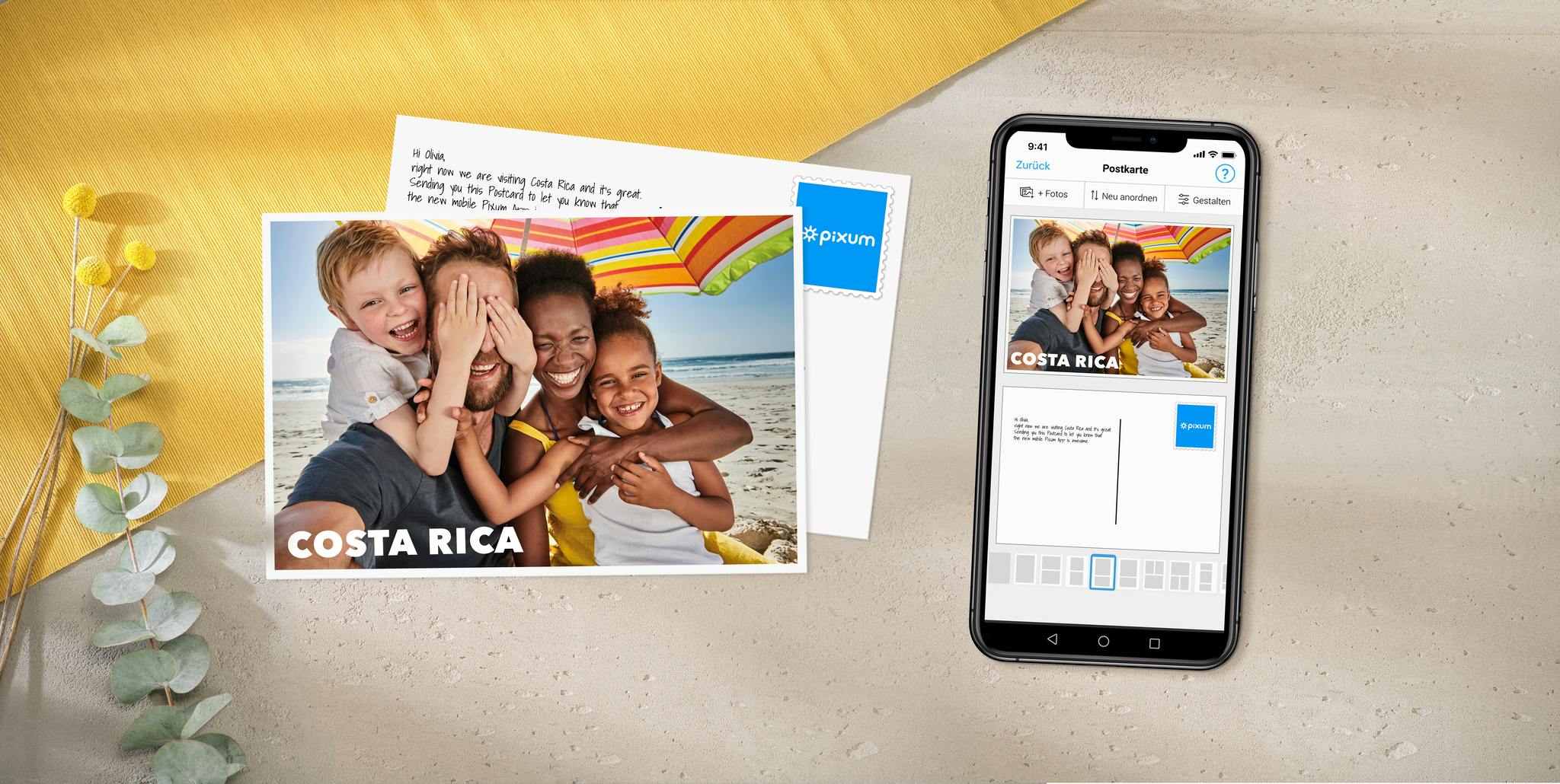 Pixum vykort med ett familjefoto och en mobiltelefon med Pixum appen bredvid