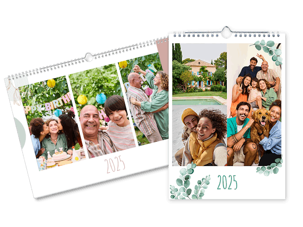 Zwei Fotokalender mit unterschiedlichen Designs und Fotocollagen.