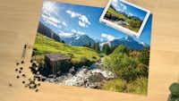 Pixum Fotopuzzle mit 2.000 Teilen und Landschaftsmotiv Pixum Fotopuzzle mit 2.000 Teilen und Landschaftsmotiv auf einem Tisch