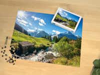 Pixum Fotopuzzle mit 2.000 Teilen und Landschaftsmotiv  Pixum Fotopuzzle mit 2.000 Teilen und Landschaftsmotiv auf einem Tisch