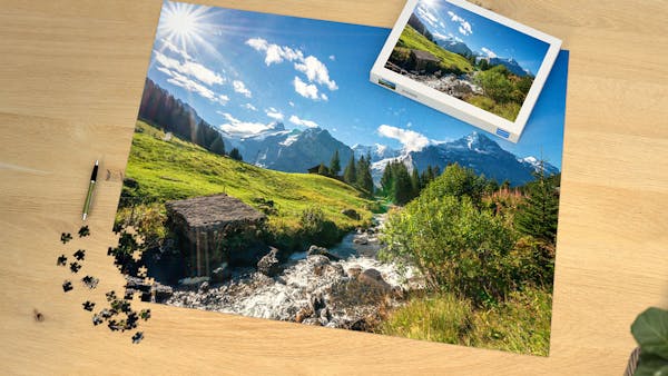 Puzzle personalizado de 2.000 piezas Puzzle personalizado Pixum sobre una mesa con 2.000 piezas y la foto de un paisaje