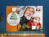 Adventskalender met foto's achter de deurtjes en een foto van een opa en zijn kleindochter in de sneeuw