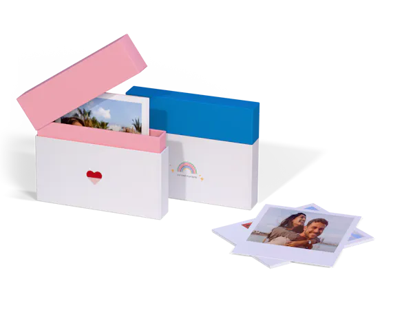 Foto-Varianten bestellen Fotoaufbewahrungsboxen in Pastellfarben zur Aufbewahrung von Retro-Prints.