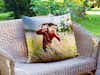 Cuscino personalizzato quadrato su una sedia di un giardino con foto di una bambina sorridente