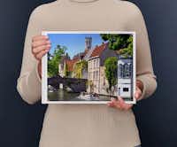 Livre photo Pixum grand paysage Album photo grand paysage tenu dans les mains d'une dame