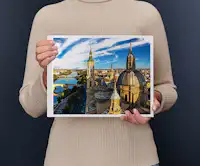 Fotolibro Pixum grande panoramico Una donna regge il Fotolibro Pixum grande panoramico