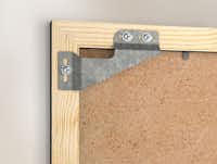 Houten lijst wandbevestiging Een houten fotolijst met een metalen ophangsysteem aan de achterkant.