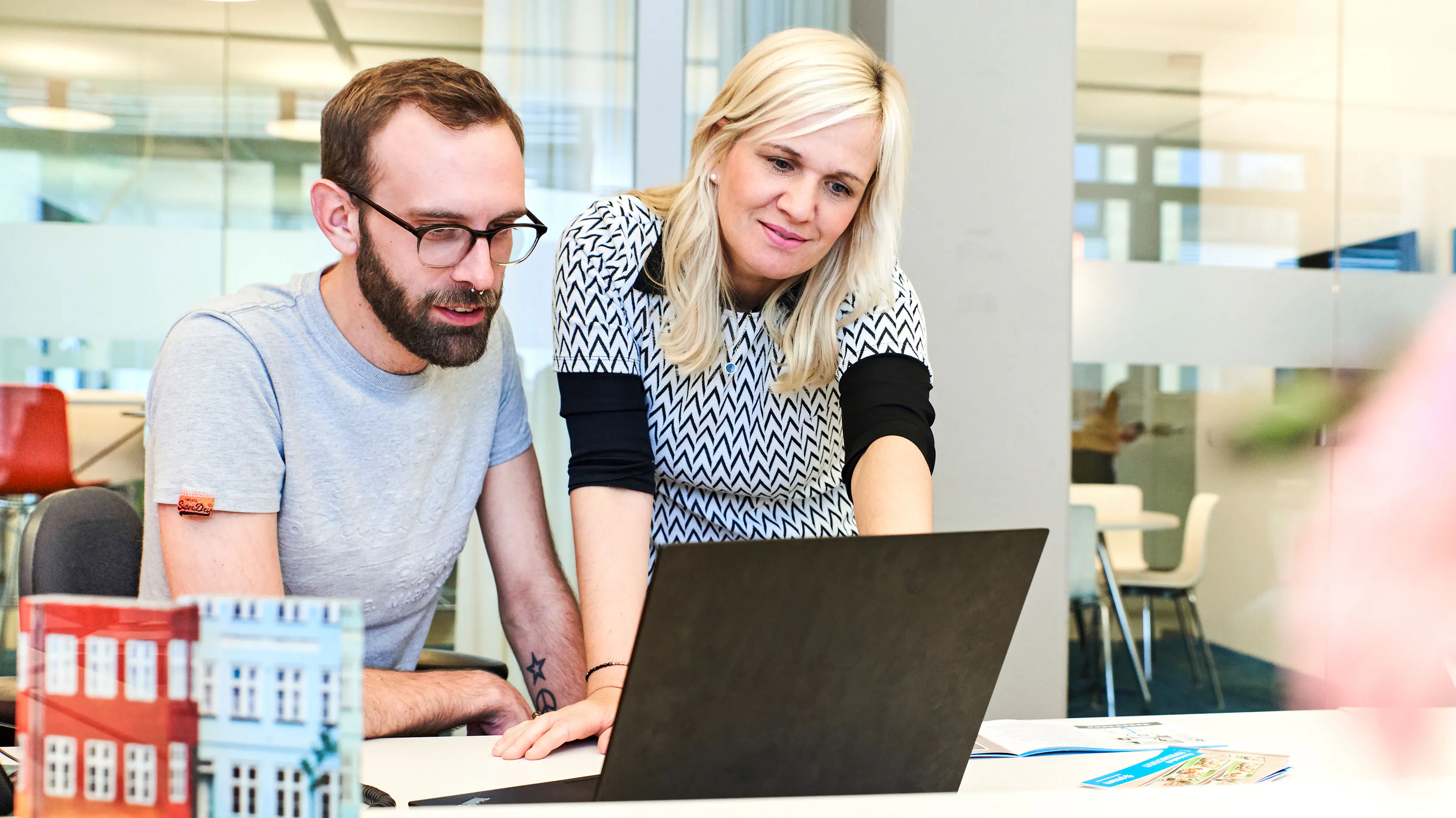 Kundenservice-Berater:innen bei der Arbeit 