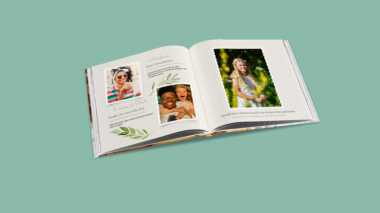 Aufgeschlagenes Konfirmationsfotobuch. Die linke Seite wurde mit Zitaten und Bildern von Freund:innen der Konfirmandin gestaltet, die rechte Seite mit einem Portrait der Konfirmandin.