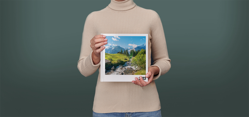Pixum Fotobuch groß im quadratischen Format mit einer Schweizer Berglandschaft auf dem Cover