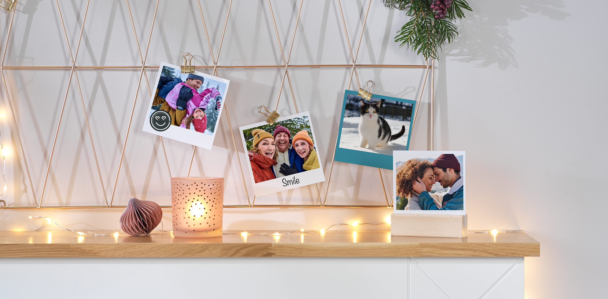 Gezellige wintersetting met op bord met foto's van lachende mensen, een kat in de sneeuw en sfeerverlichting.