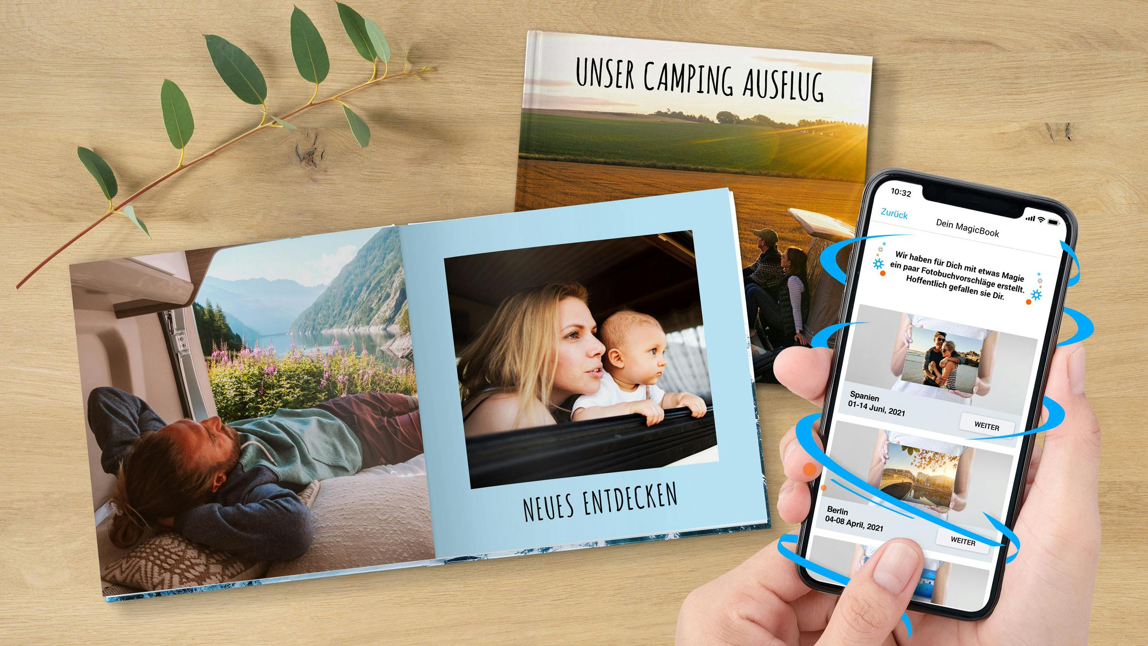 Pixum Fotobuch im quadratischen Format mit Familien- und Campingbildern, im Vordergrund ein Handy mit der Magicbooks-Funktion der Pixum App