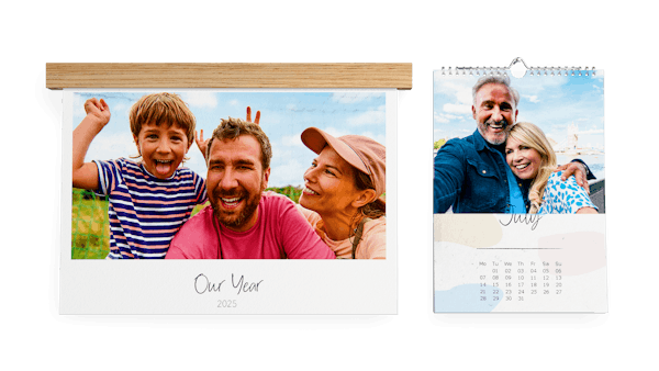 Twee wandkalenders met familiefoto's naast elkaar.