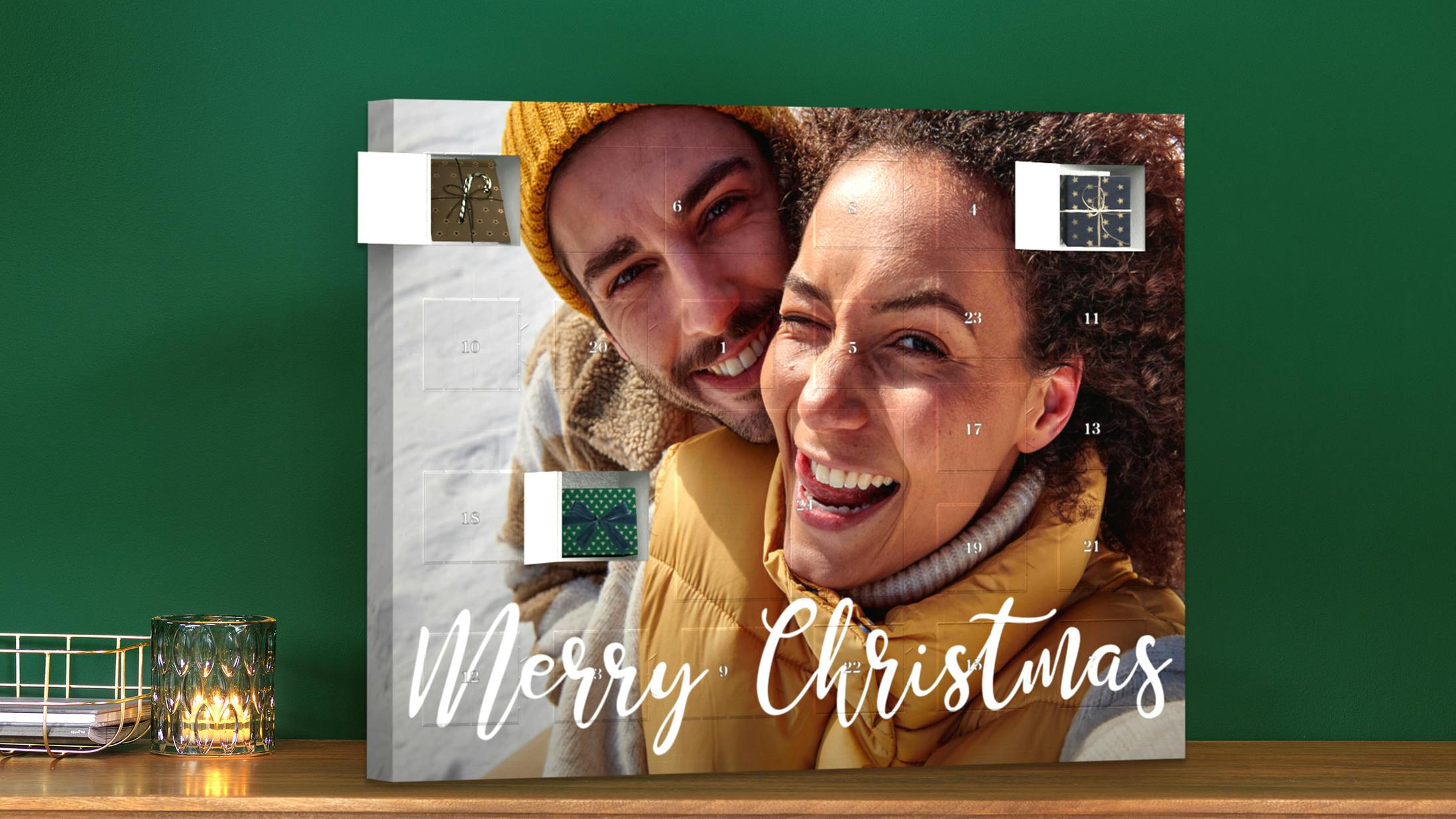Pixum adventskalender met foto zonder inhoud in liggend formaat op een groene achtergrond