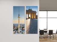 Foto auf Forex als Kundenbeispiel Fotos des Berliner Fernsehturms und Brandenburger Tors auf Forex in einem Büro