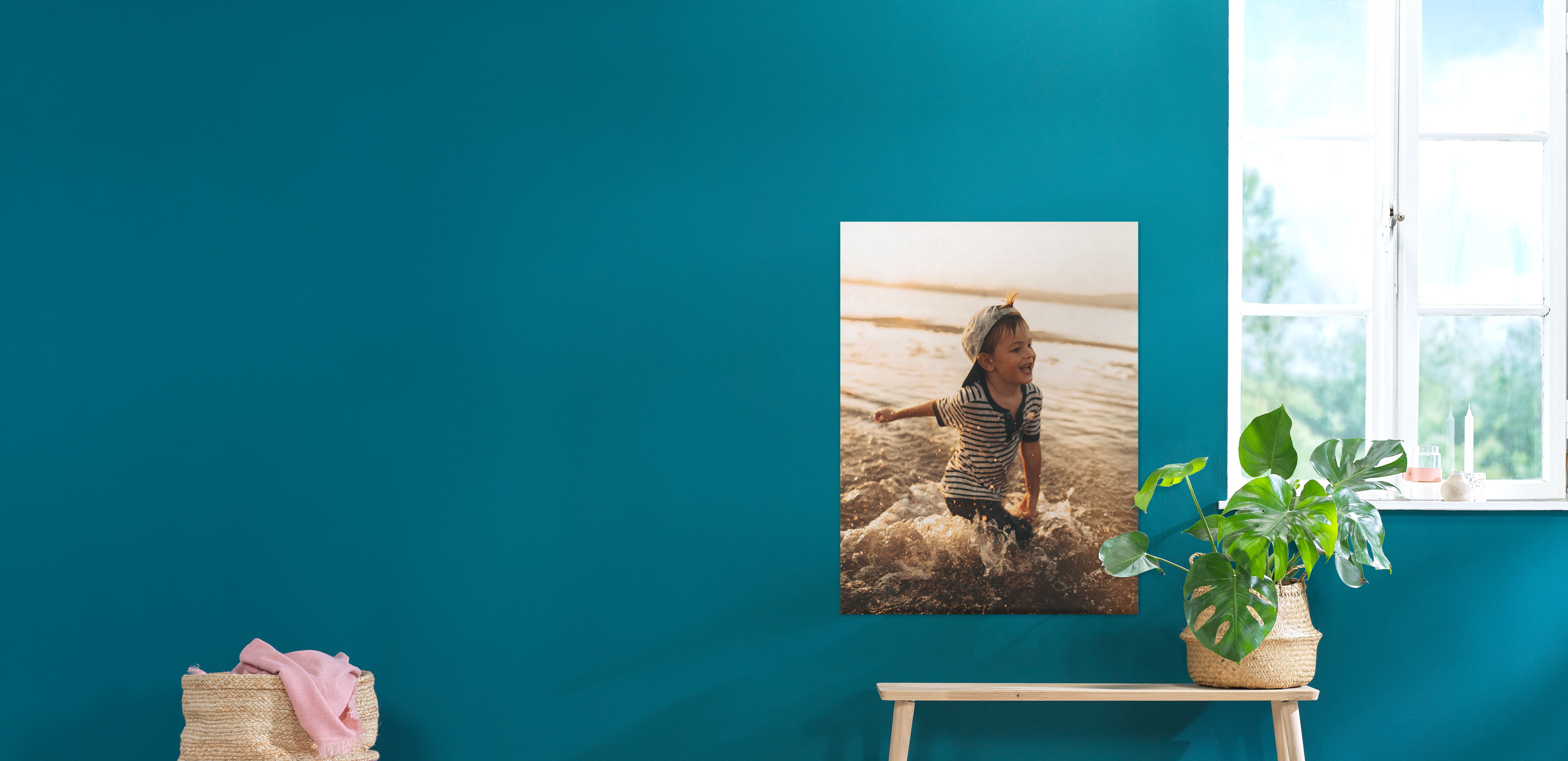 Fotoposter im Hochformat mit einem sommerlichen Motiv eines kleinen Jungens im Meer