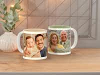 Tazas personalizadas con el interior de color pastel Tazas con fotos y colores pastel en el interior. En una taza se ve a un padre con su hijo pequeño y en la otra, una foto de una pareja mayor.